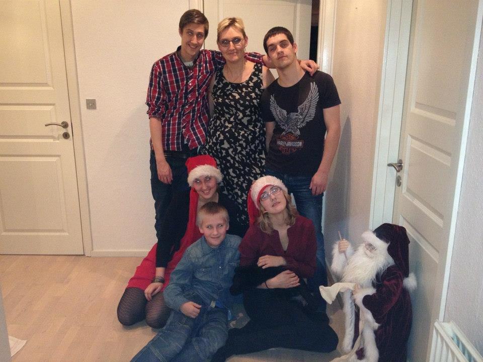 Labrador retriever Blackie "solgt d. 28/02 - 2013" - Min søde kæreste til venstre og min dejlige svigerfamilie og Blackie! billede 11