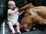 Dogue de bordeaux Frede 2001 - 2007 - William og Frede hygger på sofaen.