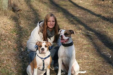 Amerikansk bulldog Iris - marts07. en af vores mange dejlige ture i kongelundsskoven :o) billede 17
