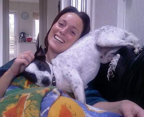 Dansk svensk gaardhund Mr.Basse Hansen - jep mig og min søde moster;)jeg elsker bare at sove med halen i vejret. billede 11