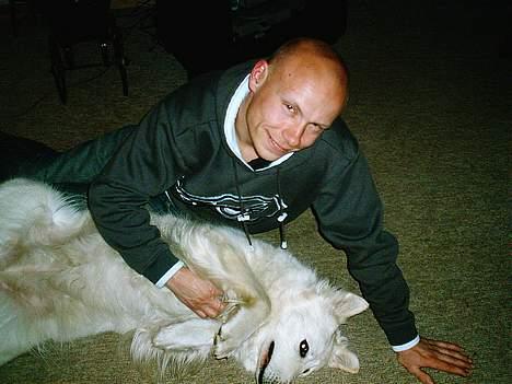 Hvid schæfer Escha - Det er så dejligt når far nusser med mig.. billede 9