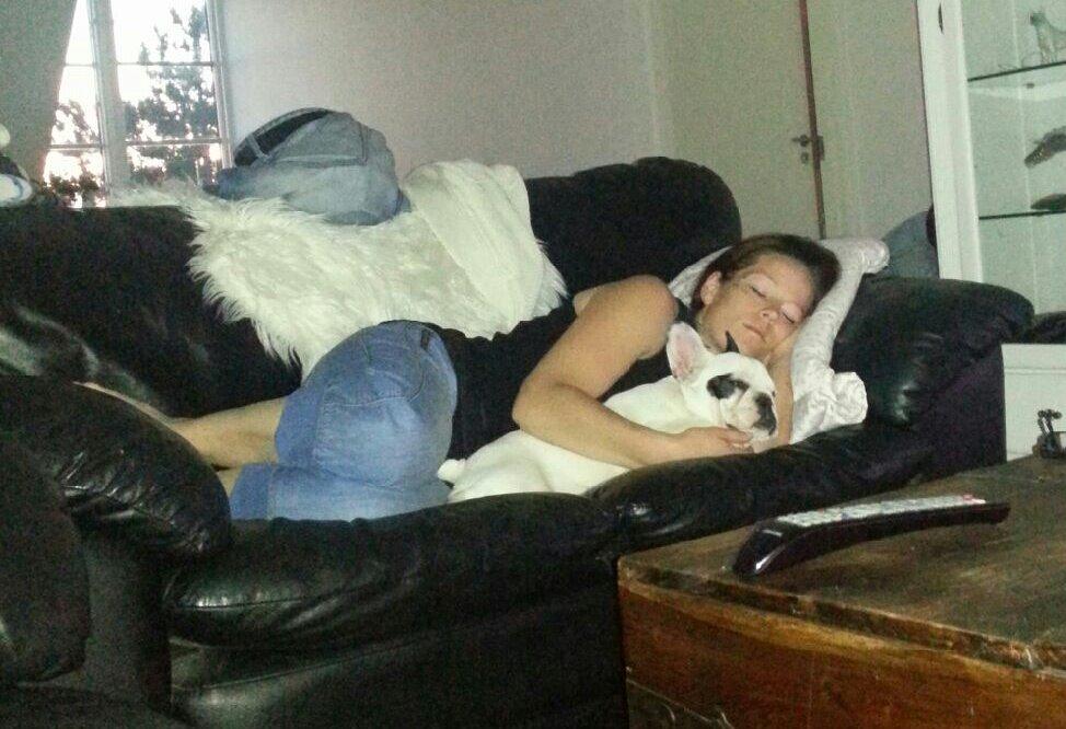 Fransk bulldog Amazing Shawn ( Spotty ) - Hmmmm , ved sku ik rigtig om jeg synes manden er sød at tage billeder af os når vi sover :) billede 23