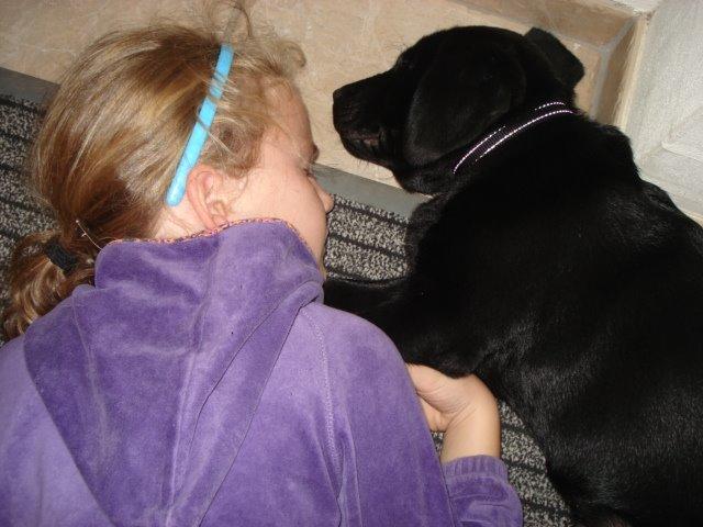 Labrador retriever Ricko - da både Ricko og jeg var mindre:D jeg kom til at falde i søvn ned på gulvet sammen med ham :) 2011 billede 2
