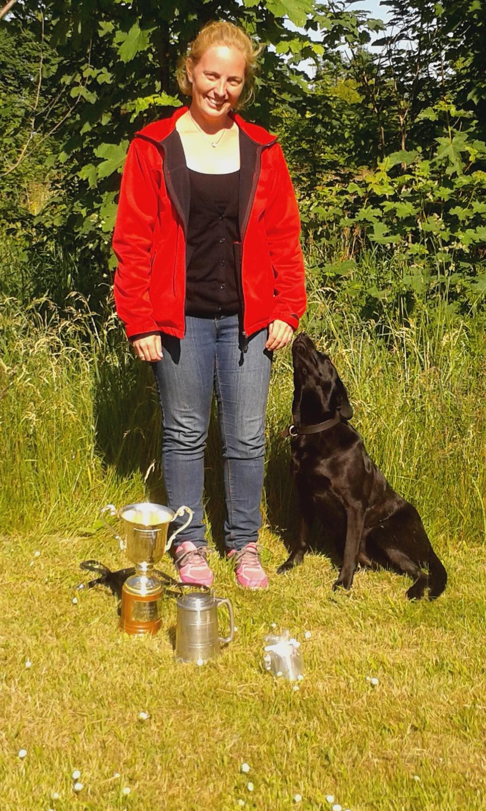 Labrador retriever Høstemark Pixie (Trine) - Kig på mig mor...det er jo mig der er dygtig :-) billede 3