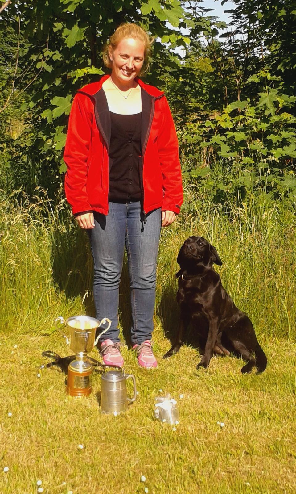 Labrador retriever Høstemark Pixie (Trine) - ja ja trine , men vi skal lige kigge på fotografen nu :-) billede 4