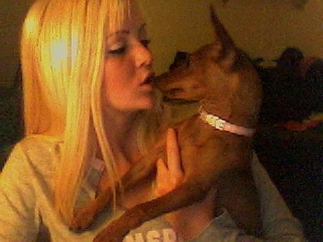 Dvaergpinscher Kate<3 12 maj - Mig og mor kysser billede 1