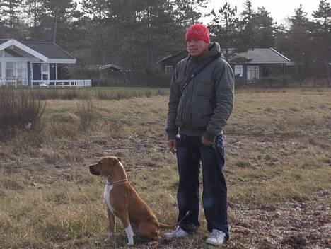 Blanding af racer Tazzi, Amstaff/am bulldog - Den 11 marts 2007. Far har endelig fået mig til at sidde ned, så skynd dig lige mor... billede 11