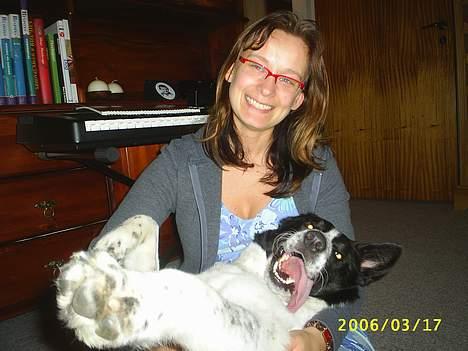 Blanding af racer basse:-* - her ligger mig og min mor og slapper af...også er det min far der tager billdet mens jeg rækker tunge af ham...hehe så kan han lær det.... billede 17