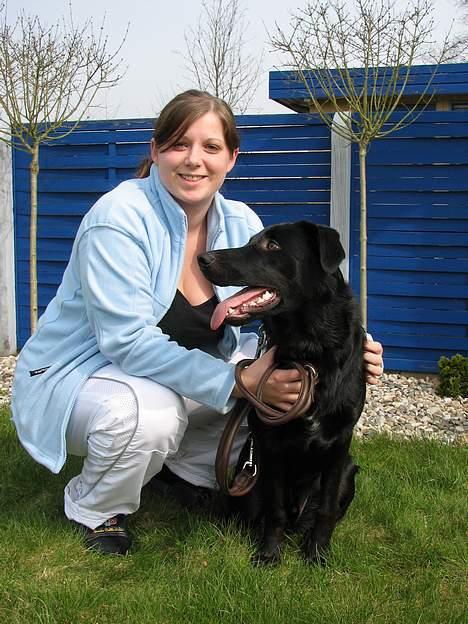 Labrador retriever Balu - død 25-08-06  - Balu og mig i haven, 9mdr billede 12