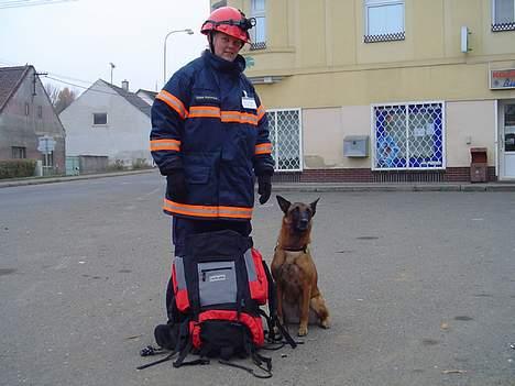 Malinois Tikki (Daneskjold Pippi) * DØD * - Tikki og jeg efter 8 km march til "mission-readiness" for redningshunde, Tjekkiet 2005 billede 18