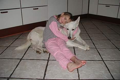 Hvid schæfer *Angelina* - Nathaly, er du helt sikker på, at det der lyserøde fjer-stads klæder mig?? billede 2