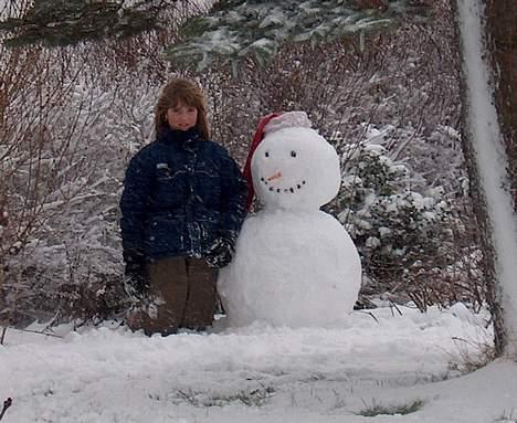 Rottweiler Mikki <'''3 - Trine og Hr. Sne sidder ved min grav, den 17. november 2005, dagen efter Jeg blev begravet :( billede 8