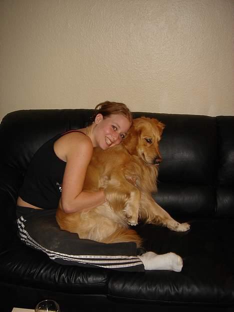 Golden retriever Gismo - Trine og Gismo krammer - det er jo dejligt at føle sig elsket *S* billede 5