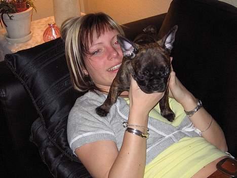 Fransk bulldog Ivan og Mathilde - mor og mig hygger på sofaen, det sker vi falder i søvn. billede 4