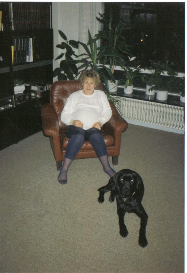 Labrador retriever Bjørn(død :'(..) - bjørn og min mor min mor ser slet ik såen ud mere og vores hus er også blevet lavet om så det er meget pænere nu billede 5