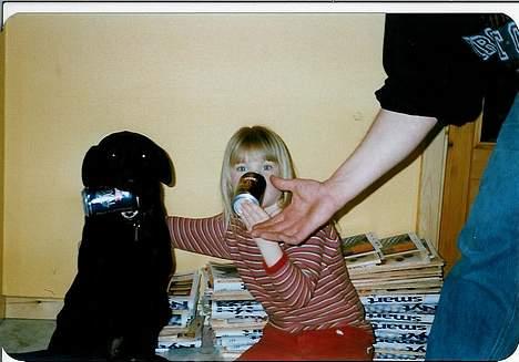 Labrador retriever Cami død - mig og Cami som "små" hehe..! "vi" leger hund..! vuf vuf..! billede 7