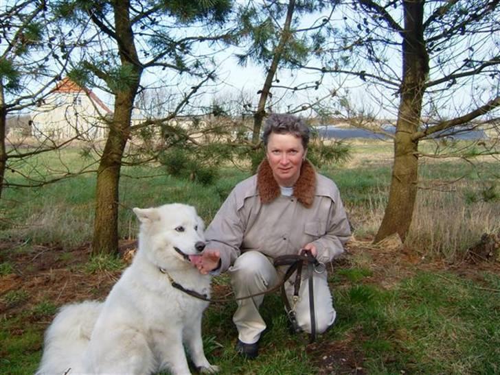 Samojedhund Zarina - Mig og min mor udenfor vores hus billede 17