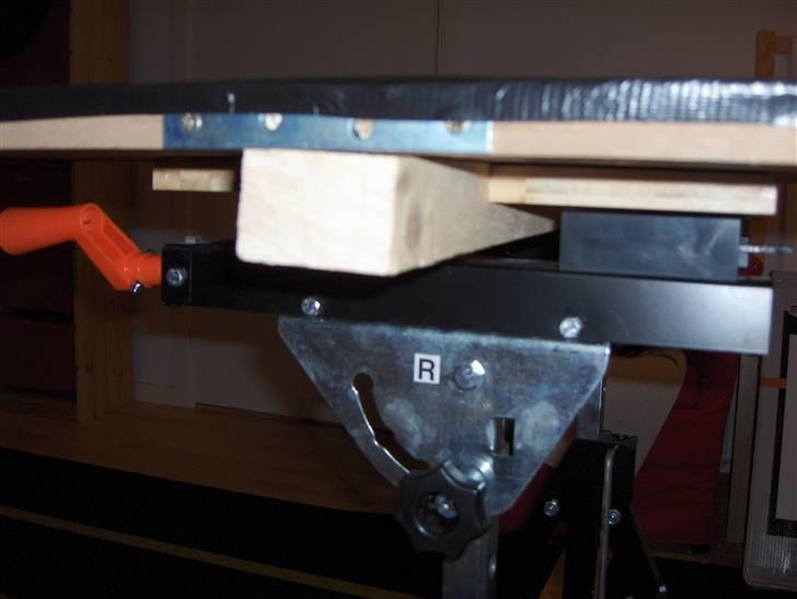 Dvaergschnauzer Sille - Detalje: sådan er pladen sat i spænd på bordet billede 9