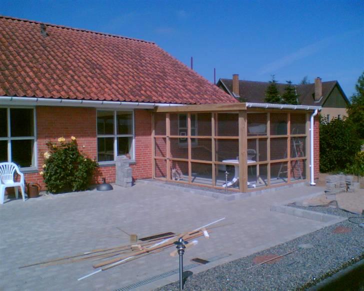 Bygning af kattegård ! - Nu mangler det blot at blive malet hvidt, så det passer til vinduerne.. også for at beskytte træet..? billede 20