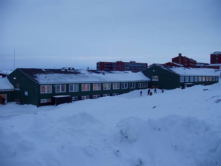 Greenland - Grønland - Kalaallit Nunaat (1) - Min gamle skole, Qorsussuaq, som jeg besøgte for første gang i næsten 19 år. Ih, det var en meget mærkelig fornemmelse, men rart at se den gamle skole igen! - Længe glemte minder dukkede op... billede 10