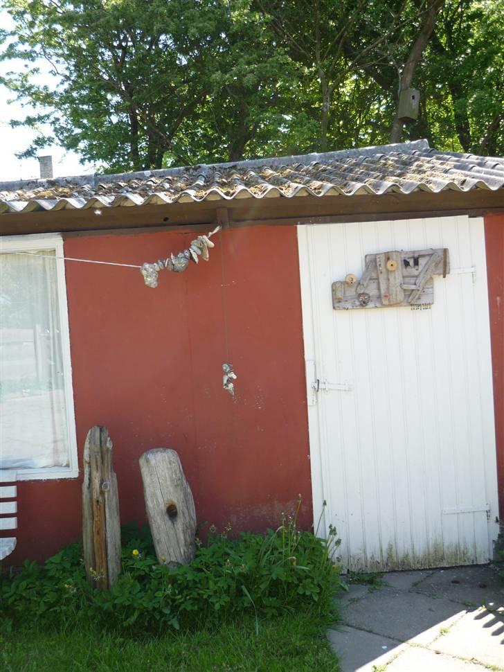 Hus og have.... - Indgang til garagen....Med ting fra stranden. billede 29