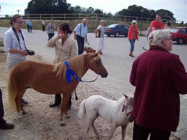 Vores tur til Rosenkilde Gods idag  - Her er mor og jeg igen billede 25