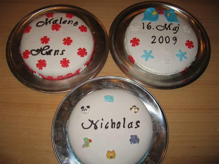 Kager - En fra babygalleri skulle holde hemmeligt bryllup til dåben og vi stod for kagerne :-)
1: hindbær mouse og hvid chokolade cream
2: hindbær mouse og mørk chokolade cream
3: jordbær mouse og hvid chokolade cream.

alle med købe bunde billede 2