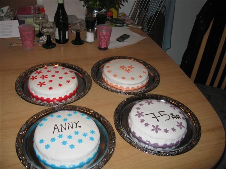 Kager - Min mormor blev 75 år :-)

1: hindbær mouse med mørk chokolade cream.
2: hindbær mouse med hvid chokolade cream.
3: jordbær mouse med mørk chokolade cream
4: jordbær mouse med hvid chokolade cream.
alle med købe bunde. billede 6