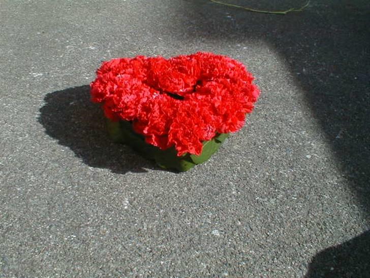 Blomster jeg har lavet. - Stukket oasis hjerte til min morfar. billede 4