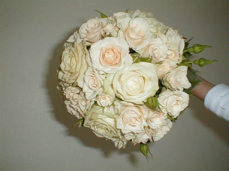 Blomster jeg har lavet. - Stukket brudebuket. Billedet er desværre først taget da den er ved at klaske sammen og visne.  - Her taget oppe fra. billede 23