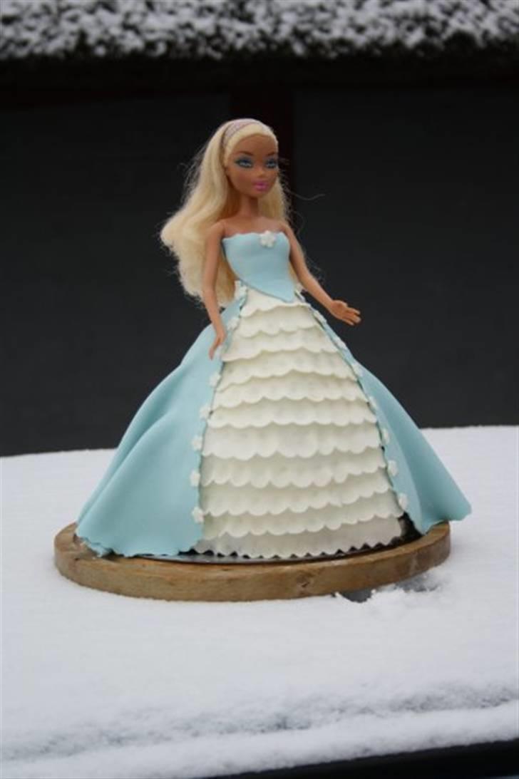Kagebagerens kreationer - En prinsessekage til Mathilde der fyldte 3år.
Det er chokoladekage, bagt i springform, der er modelleret op og betrukket med MMF billede 23