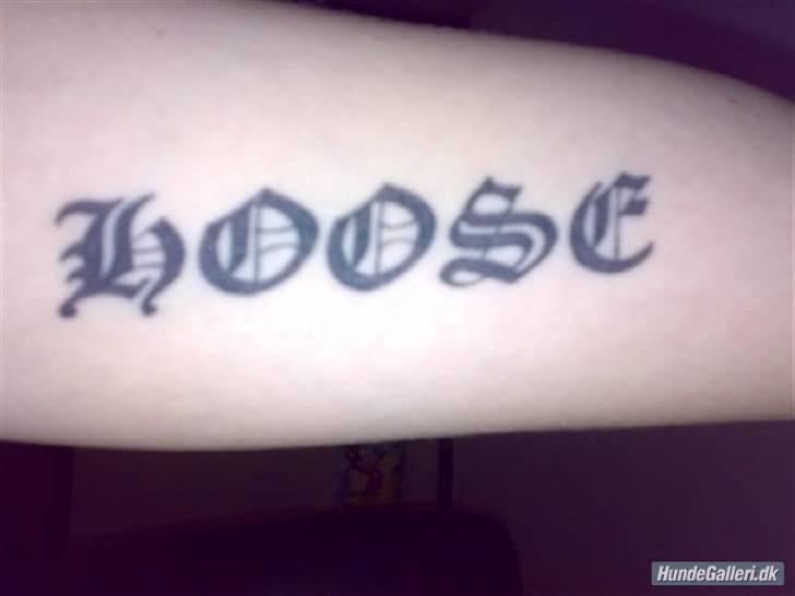 Mit Blæk - Tattoo nr. 2
Placering: Undersiden af venstre overarm
Forestiller: Mit efternavn
Lavet af: En langhåret gut fra Tattoo Nation i Stenløse
Måned/år: 11/07 billede 2