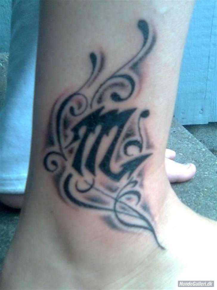 Mit Blæk - Tattoo nr. 7 + 5 Blandet Sammen
Placering: Højre ankel
Forestiller: Mønster uden om stjernetegn lavet i fri hånd
Lavet af: Dennis fra VB Tattoo
Måned/år: 08/08 billede 7