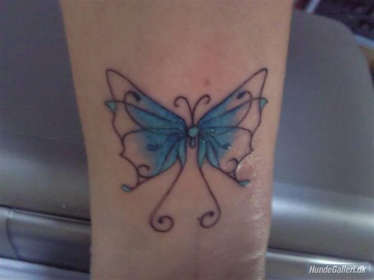 Mit Blæk - Tattoo nr. 9
Placering: Højre håndled
Forestiller: Sommerfugl (min mor har den samme bare på højre skulderblad)
Lavet af: Kenneth fra VB Tattoo
Måned/år: 04/09 billede 9