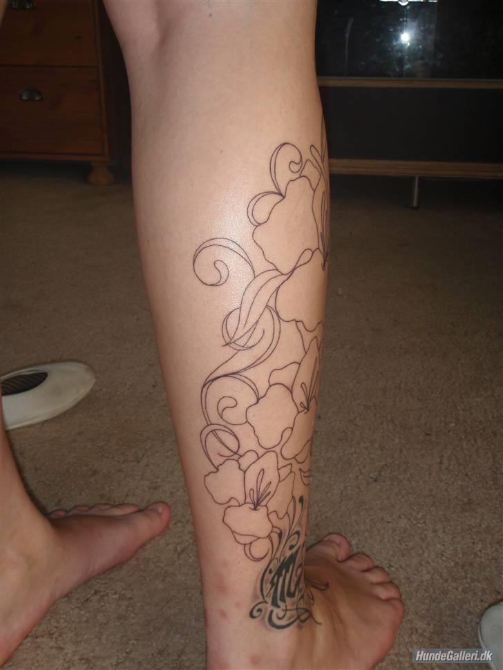 Mit Blæk - Tattoo nr. 10 + 7 & 5
Placering: Højre fod, vrist, ankel, skinneben og læg
Forestiller: Mønster og blomster
Lavet af: Dennis fra VB Tattoo
Måned/år: 08/09 billede 10