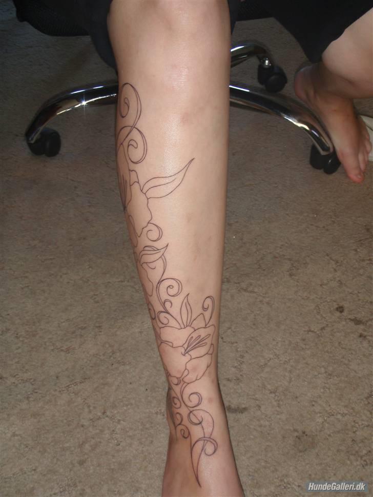 Mit Blæk - Tattoo nr. 10 + 7 & 5
Placering: Højre fod, vrist, ankel, skinneben og læg
Forestiller: Mønster og blomster
Lavet af: Dennis fra VB Tattoo
Måned/år: 08/09 billede 11