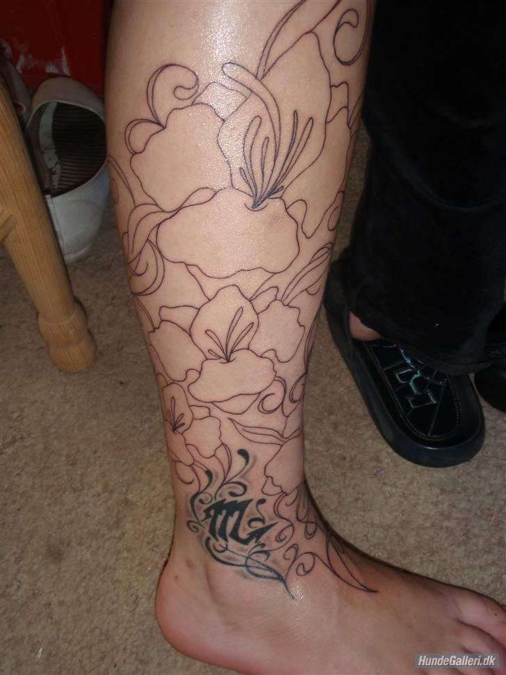 Mit Blæk - Tattoo nr. 10 + 7 & 5
Placering: Højre fod, vrist, ankel, skinneben og læg
Forestiller: Mønster og blomster
Lavet af: Dennis fra VB Tattoo
Måned/år: 08/09 billede 12