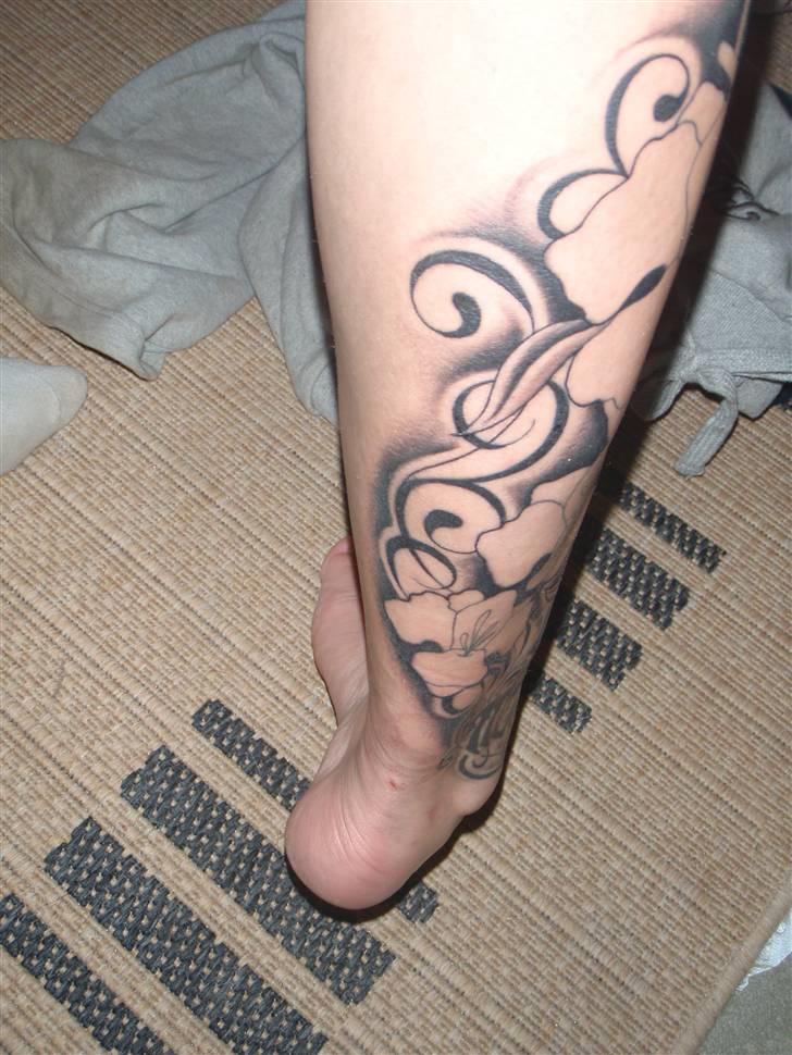 Mit Blæk - Vidre bygning af tattoo nr 10 + 7 + 5.
Skygger osv tilføjet.
Næsten færdig.
Lavet af: Dennis fra VB Tattoo.
Måned/år: 01/10. billede 13