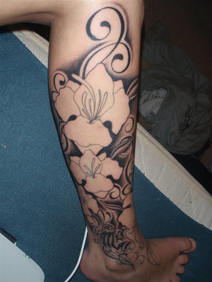 Mit Blæk - Vidre bygning af tattoo nr 10 + 7 + 5.
Skygger osv tilføjet.
Næsten færdig.
Lavet af: Dennis fra VB Tattoo.
Måned/år: 01/10. billede 14