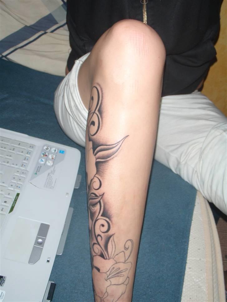 Mit Blæk - Vidre bygning af tattoo nr 10 + 7 + 5.
Skygger osv tilføjet.
Næsten færdig.
Lavet af: Dennis fra VB Tattoo.
Måned/år: 01/10. billede 15