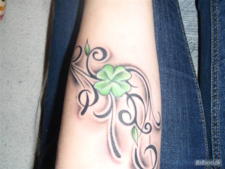 Mit Blæk - Cover-Up af grim firkløver.
Placering: Indersiden af venstre underarm.
Forestiller: Forkløver, mønster og skygger (tegnet i fri hånd).
Lavet af: Dennis fra VB Tattoo.
Måned/år: 01/11. billede 17