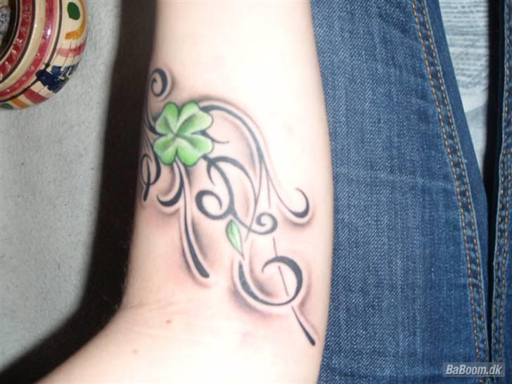 Mit Blæk - Cover-Up af grim firkløver.
Placering: Indersiden af venstre underarm.
Forestiller: Forkløver, mønster og skygger (tegnet i fri hånd).
Lavet af: Dennis fra VB Tattoo.
Måned/år: 01/11. billede 18