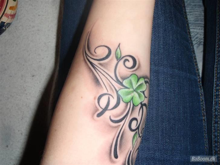 Mit Blæk - Cover-Up af grim firkløver.
Placering: Indersiden af venstre underarm.
Forestiller: Forkløver, mønster og skygger (tegnet i fri hånd).
Lavet af: Dennis fra VB Tattoo.
Måned/år: 01/11. billede 19