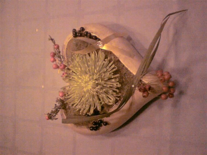 Kreativ - Købt blomsten og "krukken" pynten den op til minde for min storebror der faldt i krig derfor den gule støjfe billede 50