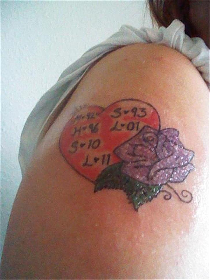 Tatoveringer - Hjerte med personens børns forbogstaver og fødselsår i. 

Det er meningen at hjertet ikke skal være fyldt helt ud med rød, det var sådan hun gerne ville have den.  billede 3