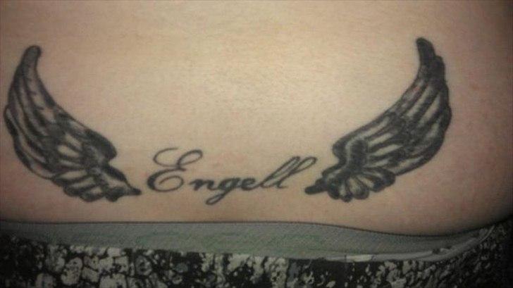 Tatoveringer - Personens efternavn og vinger på lænden.  billede 4