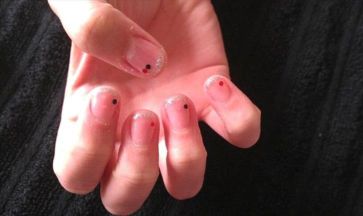 Negle - 5. forsøg på gelenegle. 
forstærkning af negle, med sølvglimmer-gele fransk manicure, samt sorte og røde "diamant"sten. billede 2