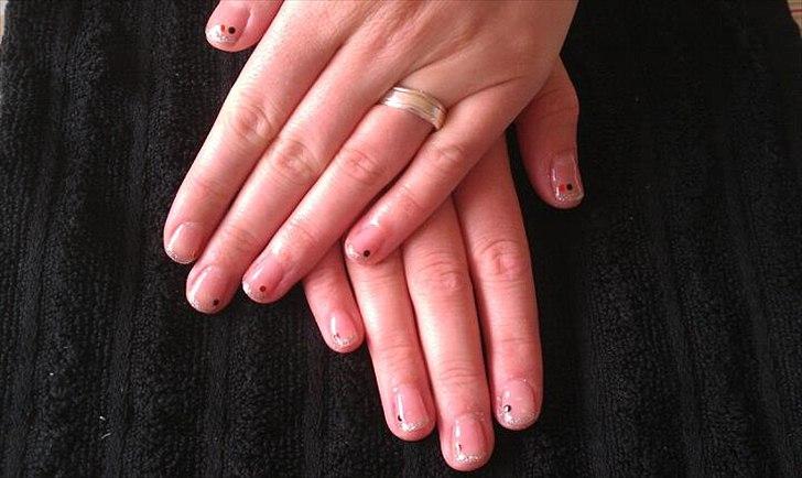 Negle - 5. forsøg på gelenegle. 
forstærkning af negle, med sølvglimmer-gele fransk manicure, samt sorte og røde "diamant"sten. billede 1