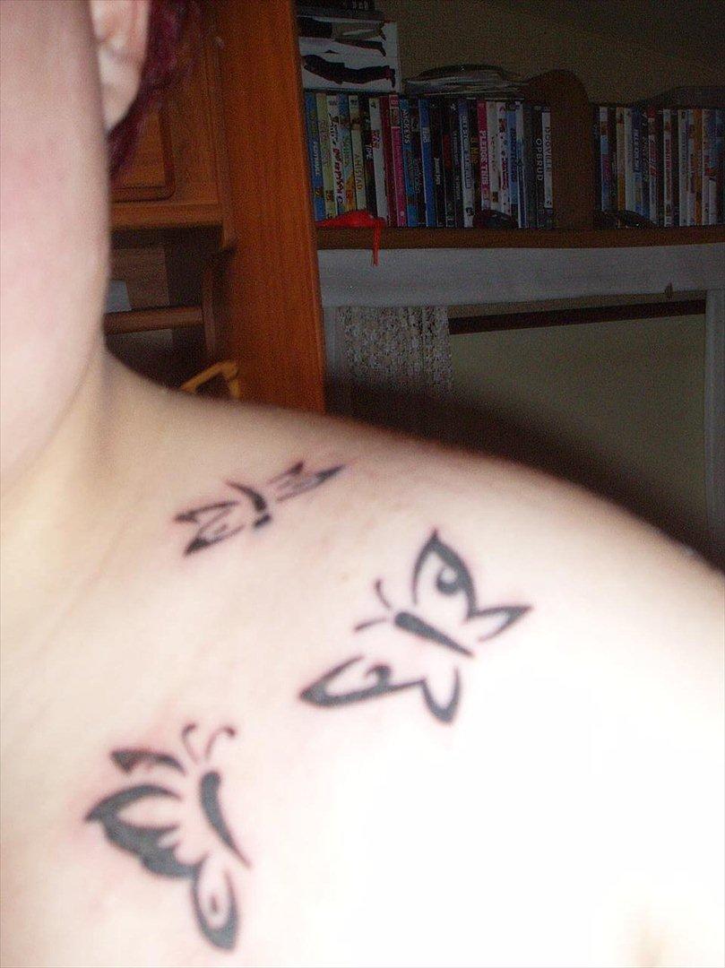 Tatoveringer - Et par sommerfugle på skulderen.  billede 7