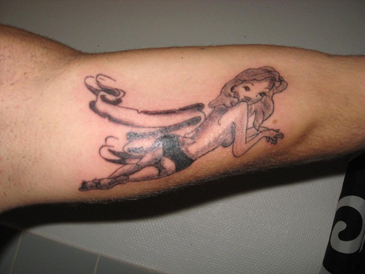 Tatoveringer - Første pinup girl jeg nogensinde har prøvet at lave. På indersiden af overarmen.  billede 1